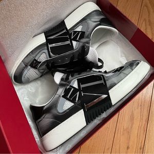 VALENTINO GARAVANI
Men's VL7N Banded Logo Low-Top Sneakers 9 42 Silver White